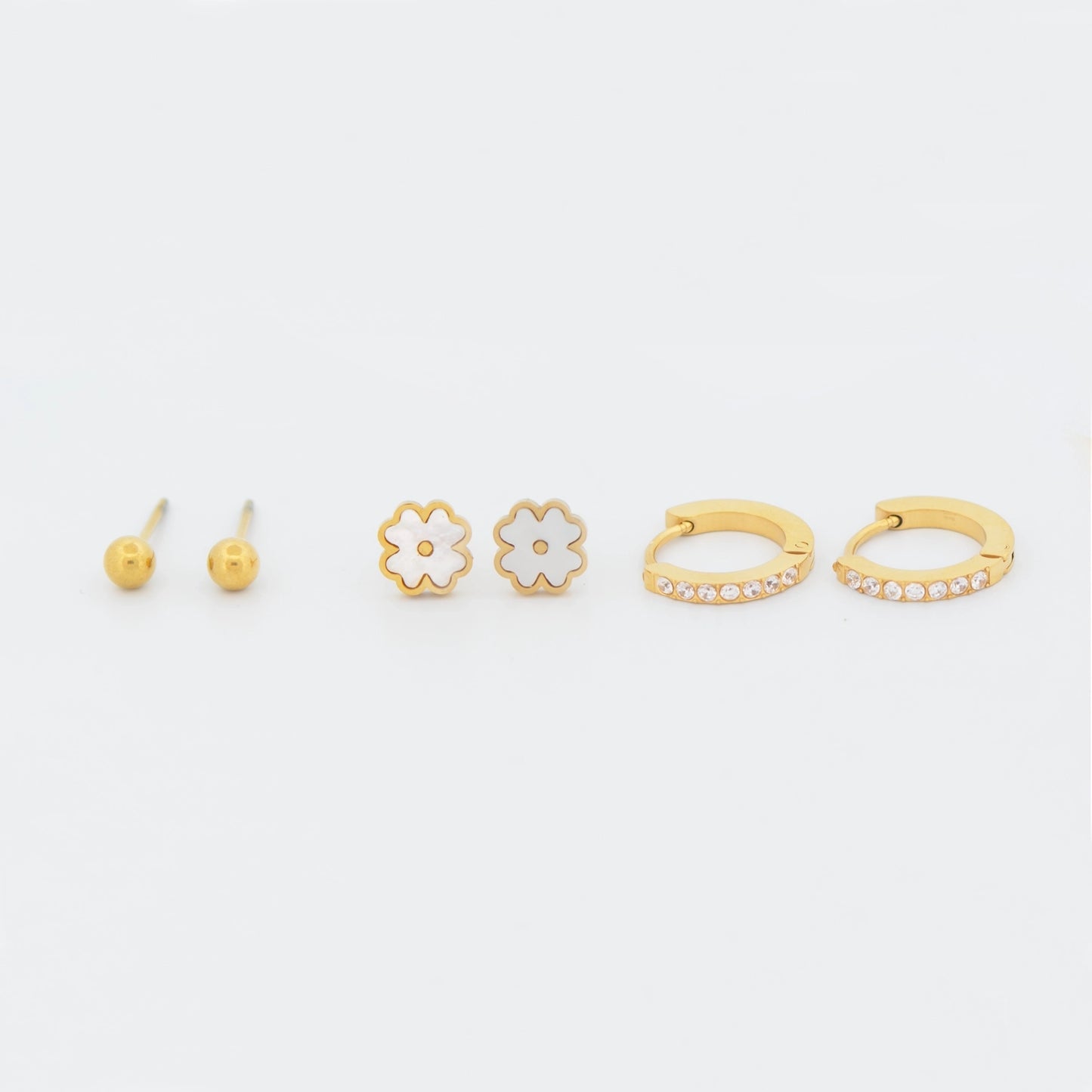 Dieses 3 Paar Ohrringe aus Edelstahl in Goldfarbe kombiniert schlichte Kugelstecker, elegante Blumenstecker und funkelnde Creolen mit Zirkonia. Das vielseitige Set passt zu jedem Anlass und lässt sich perfekt miteinander kombinieren. Wasserfest, rostfrei, hautfreundlich und langlebig.