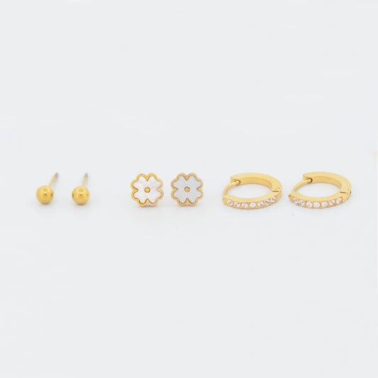 Dieses 3 Paar Ohrringe aus Edelstahl in Goldfarbe kombiniert schlichte Kugelstecker, elegante Blumenstecker und funkelnde Creolen mit Zirkonia. Das vielseitige Set passt zu jedem Anlass und lässt sich perfekt miteinander kombinieren. Wasserfest, rostfrei, hautfreundlich und langlebig.