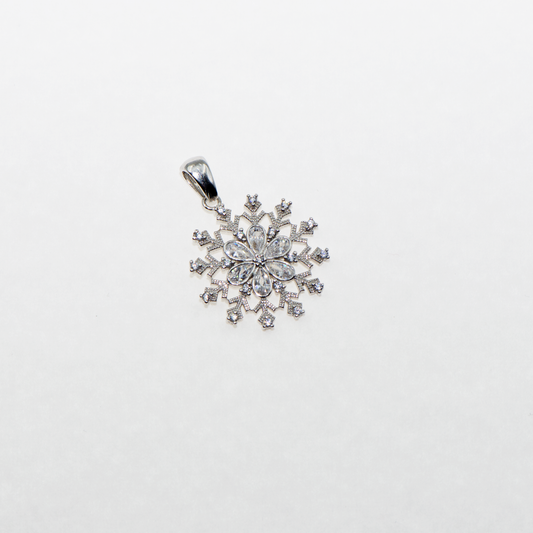 Funkelnder Schneeflocke Anhänger aus Silber 925 mit Zirkonia und Rhodinierung. Moderner Silberschmuck für Ihre Schmuckbox bei Everyday Schmuck.
