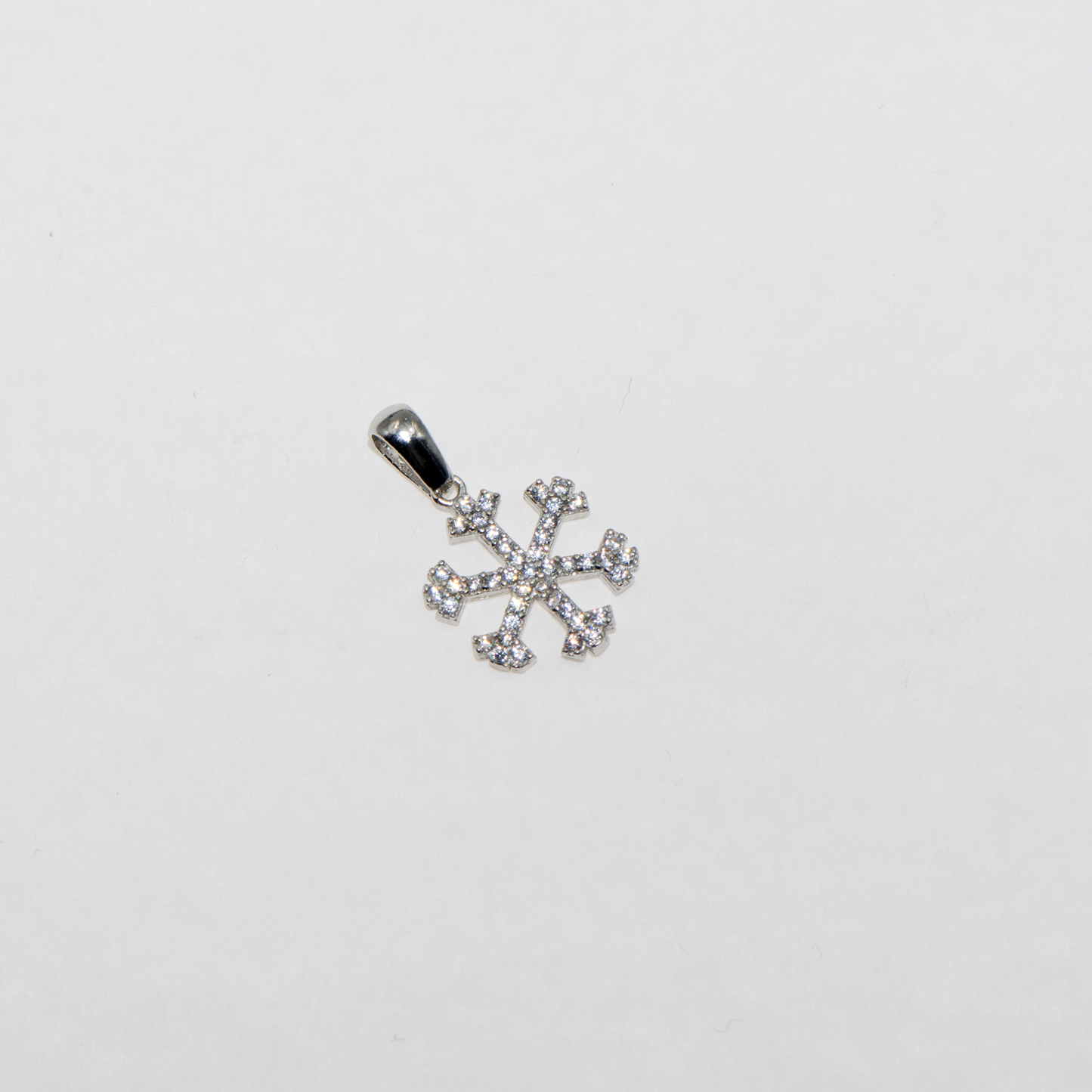 Filigraner Schneeflocken Anhänger aus 925 Silber mit weissen Zirkonia und Rhodinierung. Feiner Silberschmuck bei Everyday Schmuck.