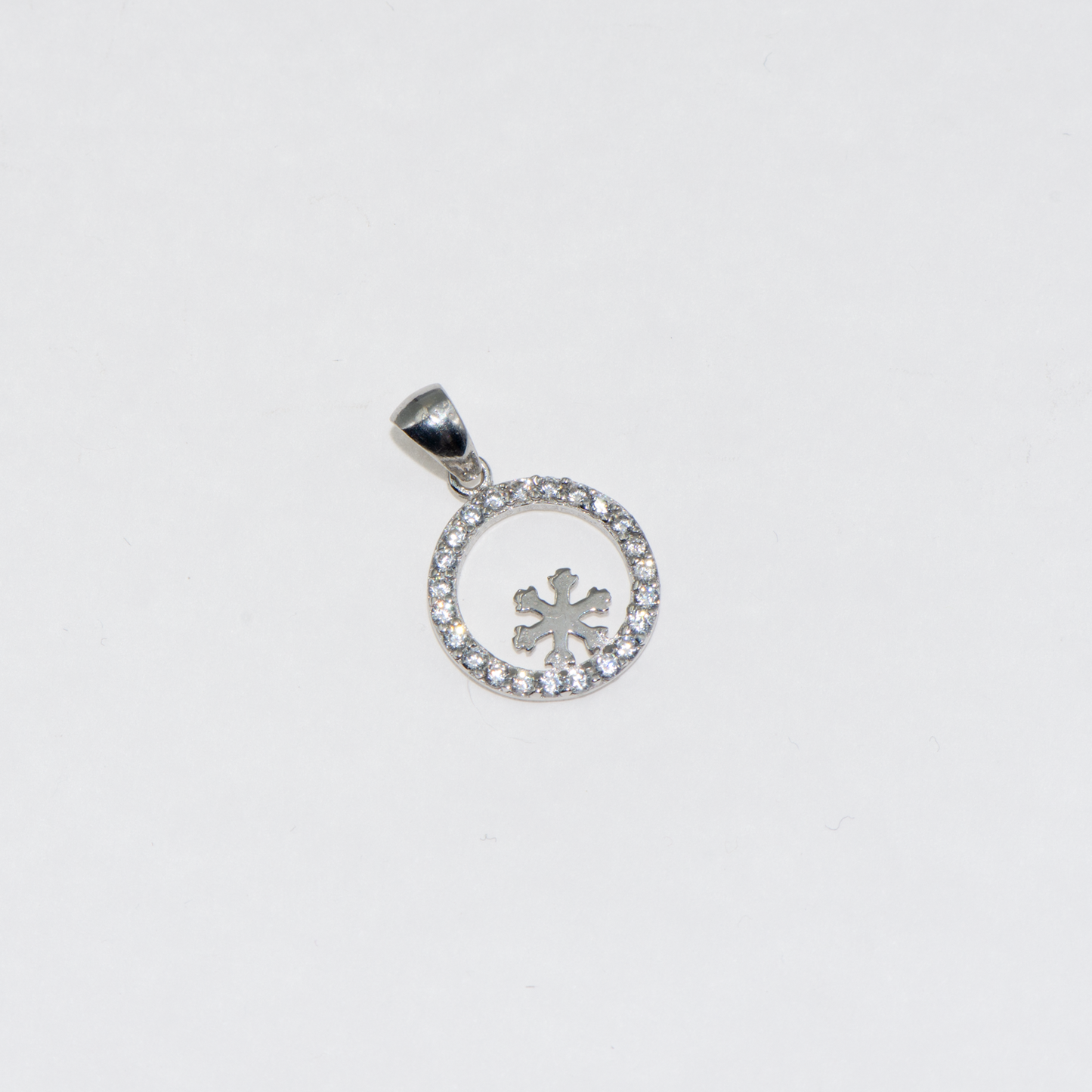 Feiner rhodinierter Silber Schneeflocke Anhänger aus Silber 925 mit weißen Zirkonia-Steinen und elegantem winterlichem Design.