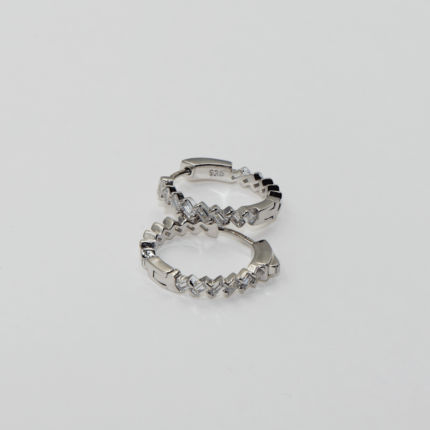 Moderne Damen Creolen aus echtem Silber 925 mit stilvollen geometrischen Baguette Zirkonia | Everyday Schmuck