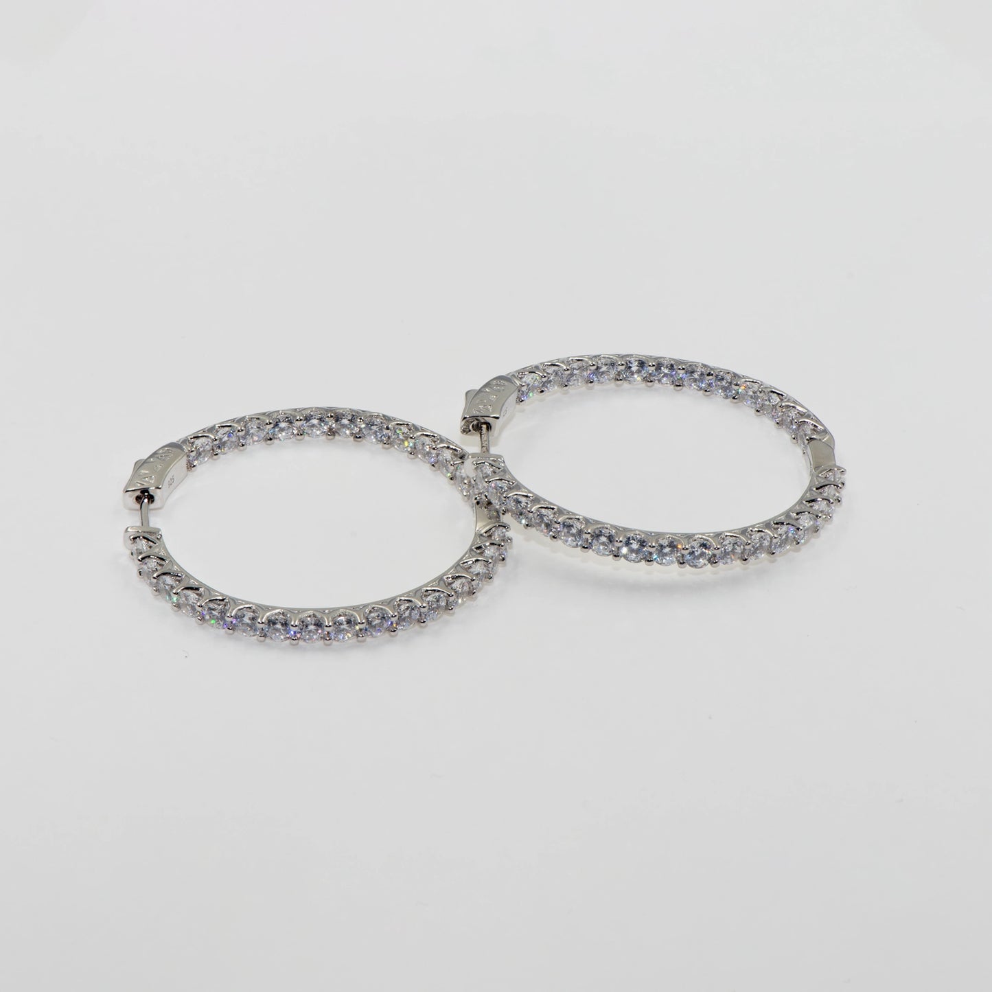 Moderne große Creolen aus Silber 925 mit ovalen Zirkonia und praktischem Klappverschluss. Rhodinierte Damen Ohrringe | Everyday Schmuck