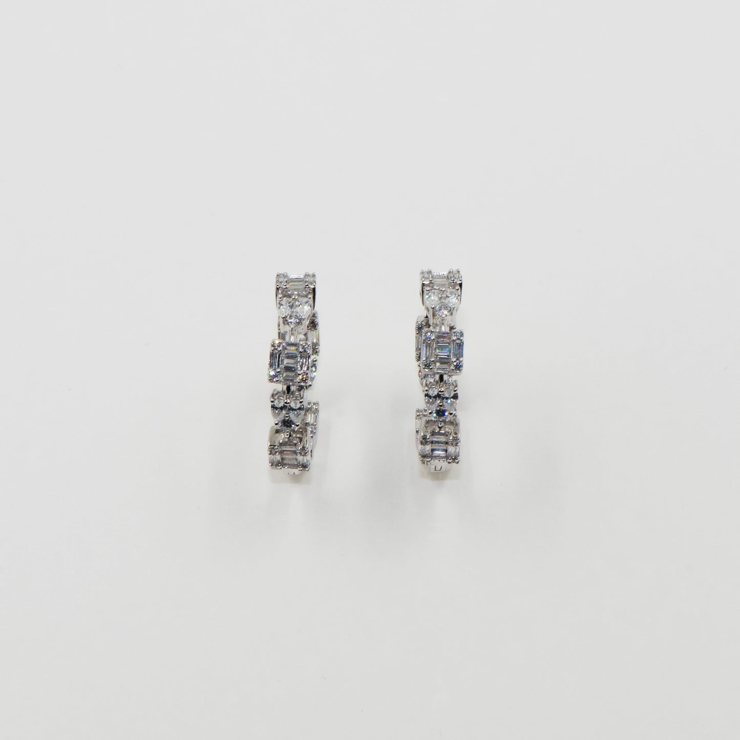 Diese luxuriösen Ohrclips aus echtem Silber 925 verleihen jedem Look eine elegante und glamouröse Ausstrahlung.