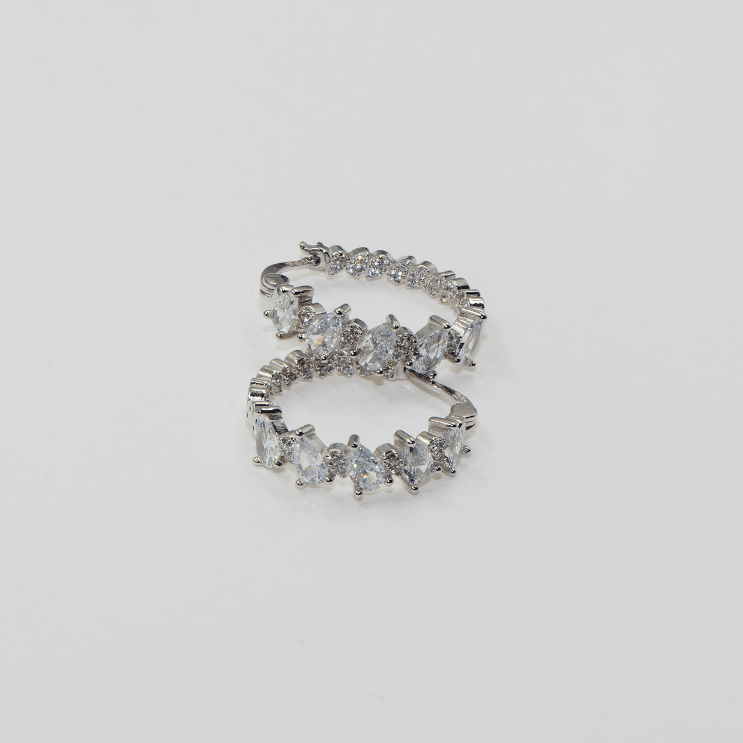 Moderne Damen Creolen aus echtem Silber 925 mit funkelnden Zirkonia-Steinen | Everyday Schmuck