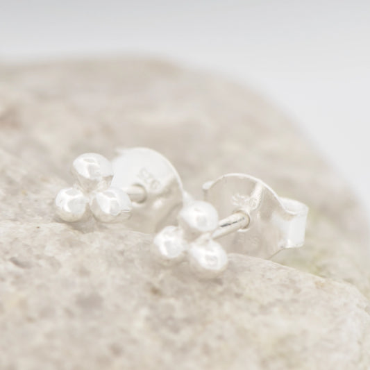 Mini-Ohrstecker mit 3 Kugeln aus 925 Sterling Silber auf Naturstein