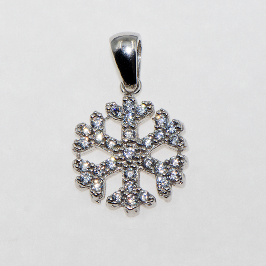 Chliine Schneeflöckli Anhänger aus 925 Silber mit weissen Zirkonia von Everyday Schmuck