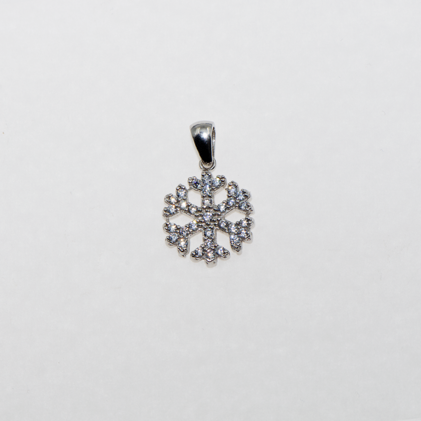 Chliine Schneeflöckli Anhänger aus 925 Silber mit weissen Zirkonia von Everyday Schmuck