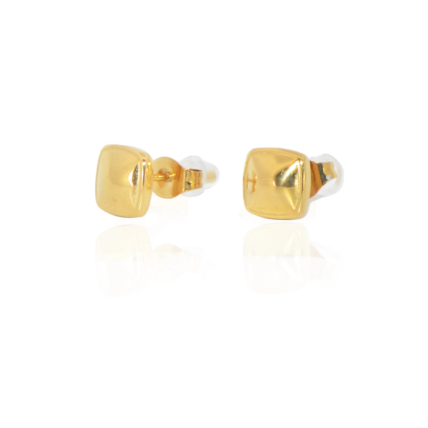Die wasserfesten Edelstahl Ohrstecker Quadratisch Goldfarben 7 mm von EverydaySchmuck vereinen zeitlose Eleganz mit einem modernen, minimalistischen Design.