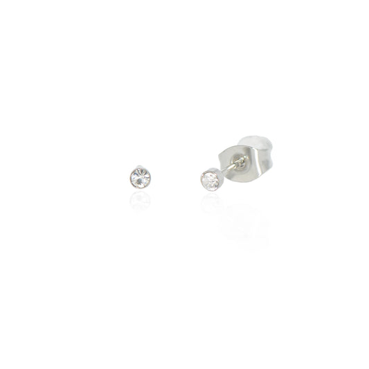 Kleine Edelstahl Ohrstecker Solitär Silberfarben mit weißem Zirkonia 2 mm. Wasserfeste Ohrstecker für das zweite Ohrloch und als Zweitpiercing in der Schweiz