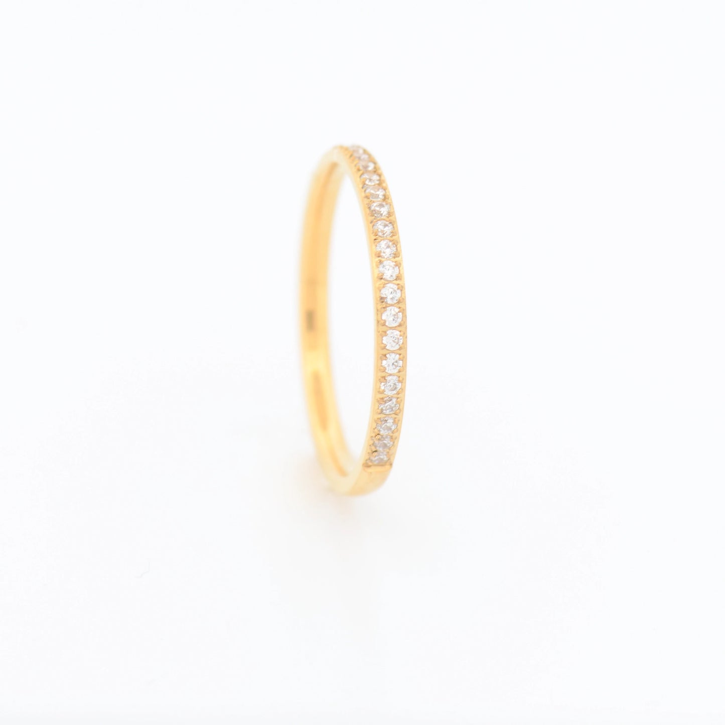 Eleganter zarter Edelstahl Ring in Goldfarbe mit funkelnden Zirkonia. Der feine Ring verleiht jedem Outfit eine stilvolle Note und eignet sich perfekt für den Alltag oder besondere Anlässe. Wasserfest, rostfrei, hautfreundlich und langlebig.