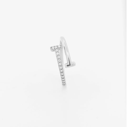 Eleganter verstellbarer Ring aus Edelstahl in Silberfarbe mit funkelnden Zirkonia. Dank der offenen Form lässt sich die Ringgröße individuell anpassen. Wasserfest, rostfrei, hautfreundlich und ideal für den Alltag.