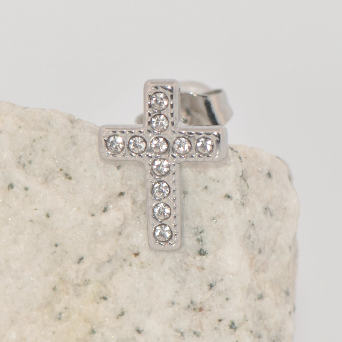 Günstiger Edelstahl Kreuz Ohrstecker mit funkelnden Zirkonia-Steinen. Silberfarben, modern und vielseitig kombinierbar. 1 Stück – Unisex.