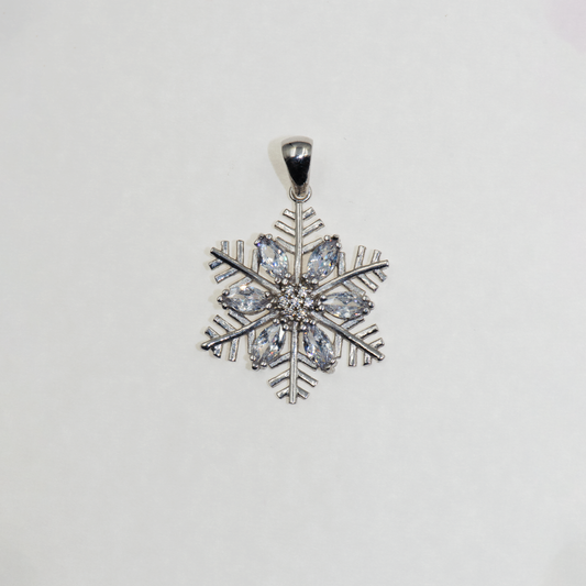 Großer Schneeflocke Anhänger aus Silber 925 mit weissen Zirkonia und klassischem Design.