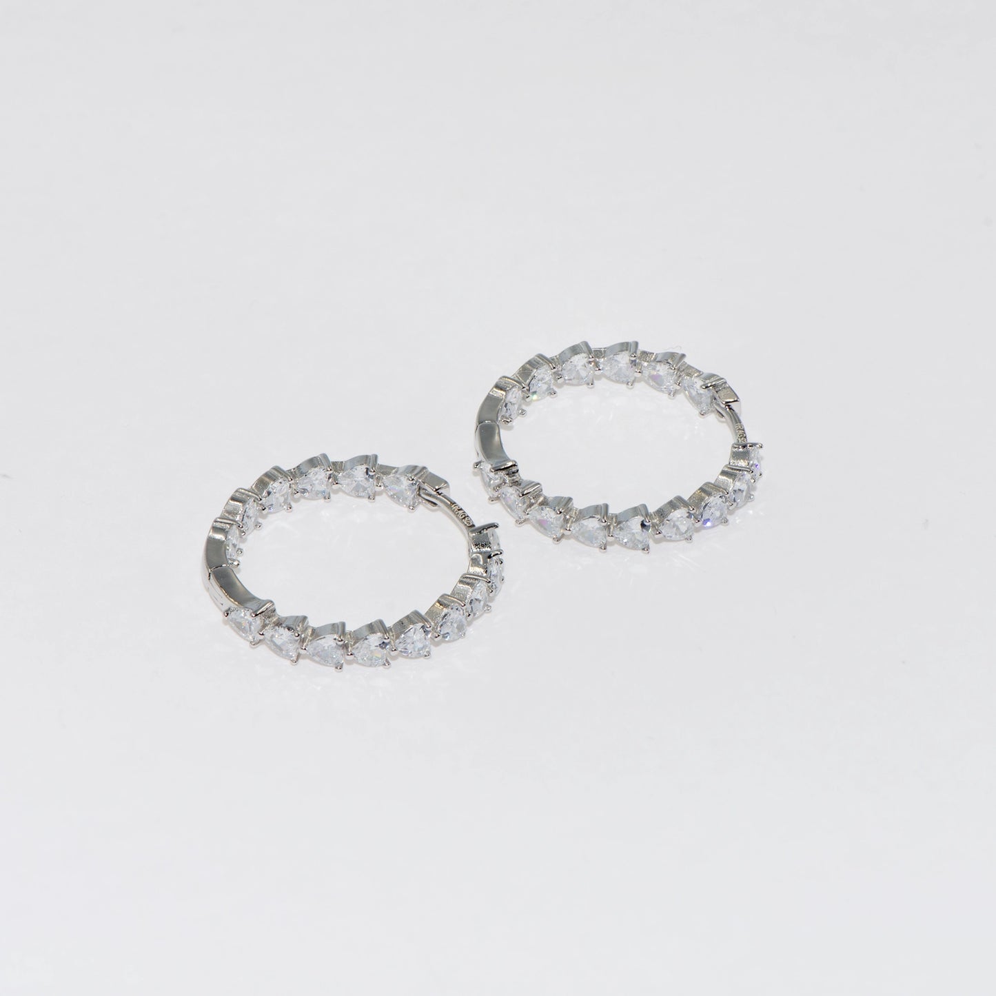 Elegante Damen Creolen aus echtem Silber 925 mit Inside-Out Herz Zirkonia Design und glamourösem Glanz | Everyday Schmuck