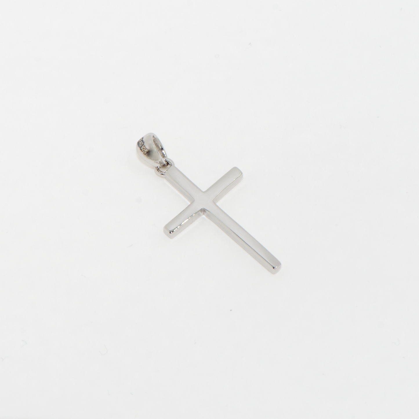 Klassischer rhodinierter Kreuz Anhänger aus Silber 925 für Damen und Herren im eleganten und zeitlosen Design.