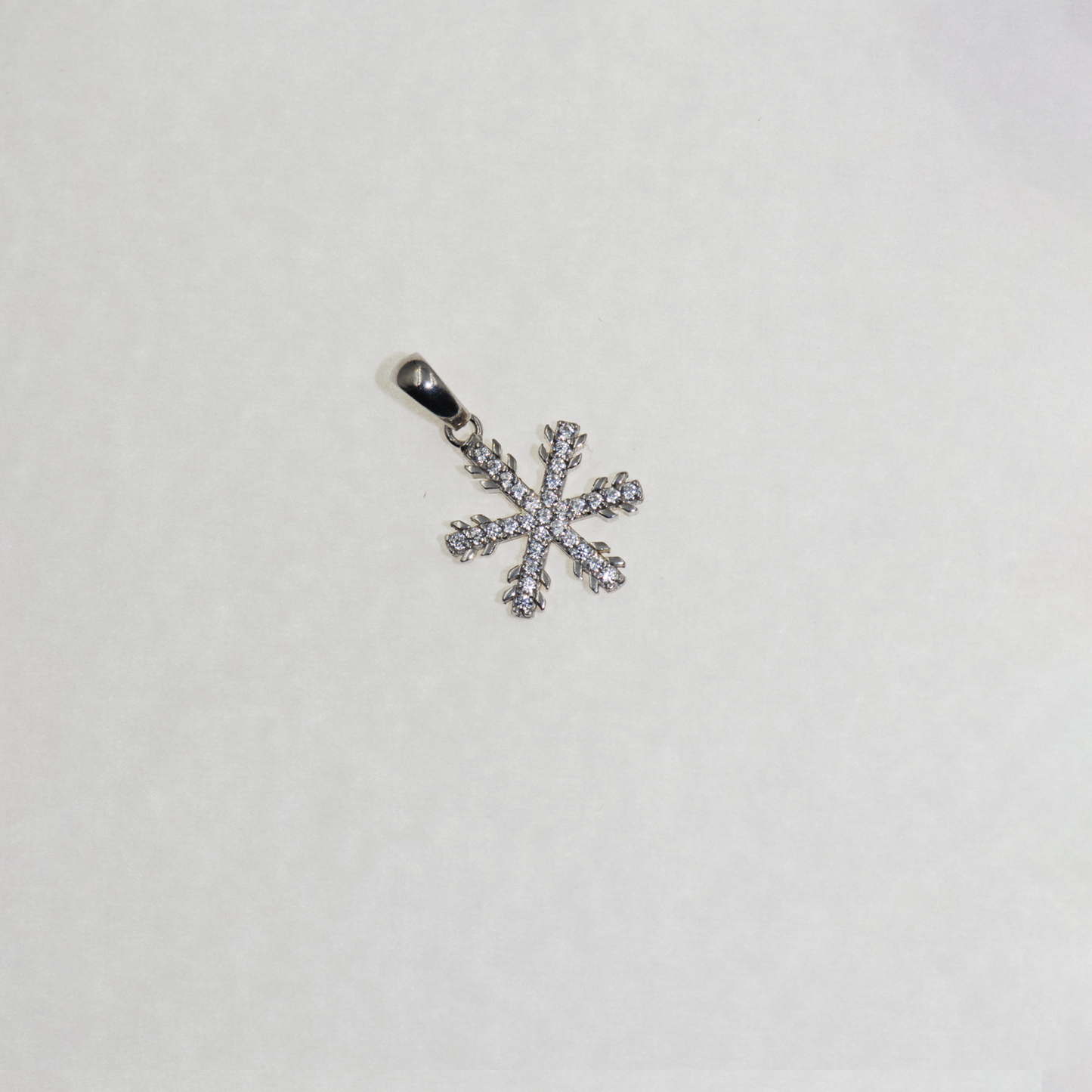 Dieser kleine Schneeflocken Anhänger aus 925 Silber begeistert mit einem feinen und eleganten Design