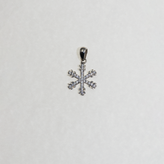 Dieser kleine Schneeflocken Anhänger aus 925 Silber begeistert mit einem feinen und eleganten Design