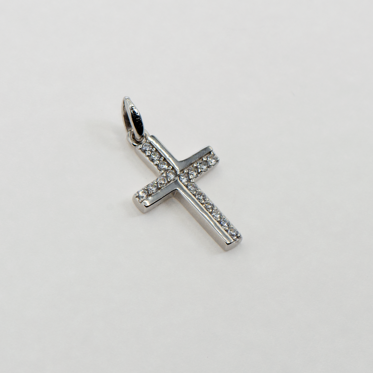 Kleiner Kreuz Anhänger aus Silber 925 mit weißen Zirkonia-Steinen für Damen und Herren im eleganten und modernen Design.