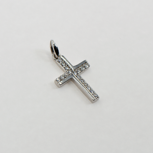 Kleiner Kreuz Anhänger aus Silber 925 mit weißen Zirkonia-Steinen für Damen und Herren im eleganten und modernen Design.