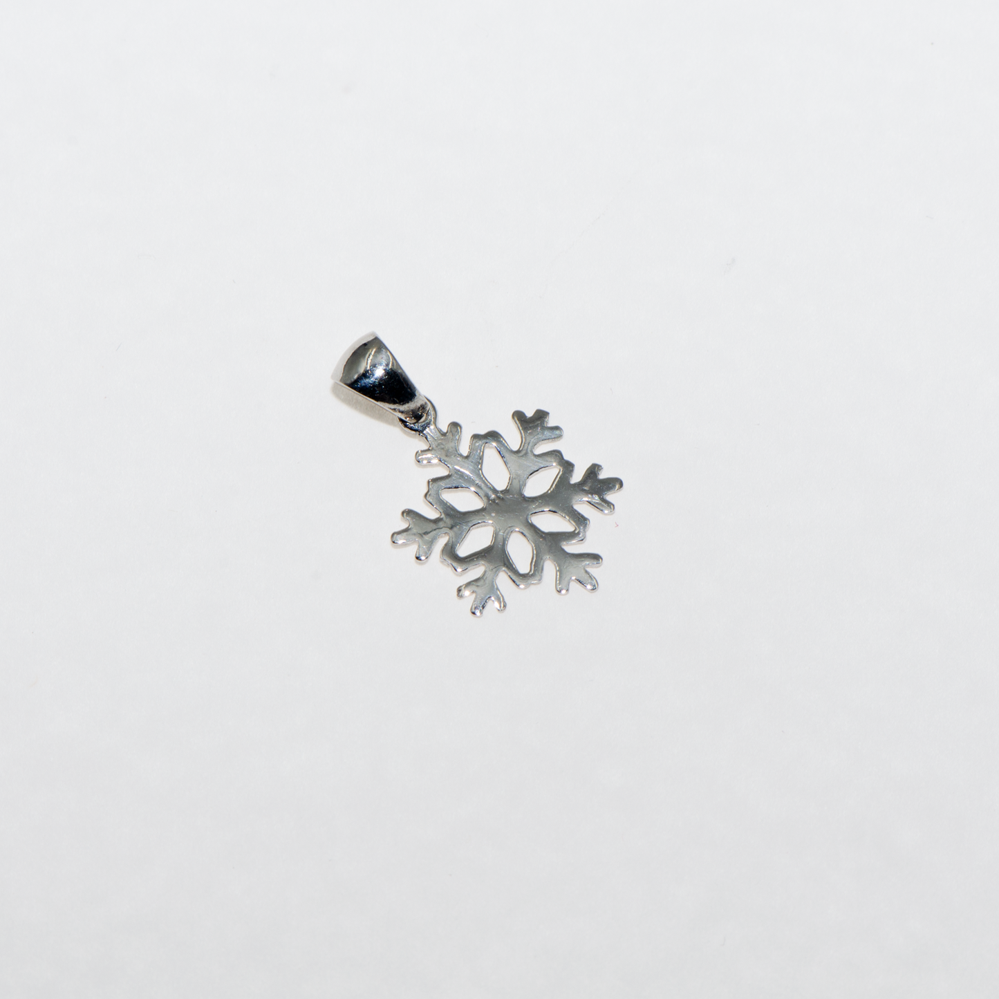 Kleiner Schneeflocke Anhänger aus Silber 925 mit rhodinierter Oberfläche.