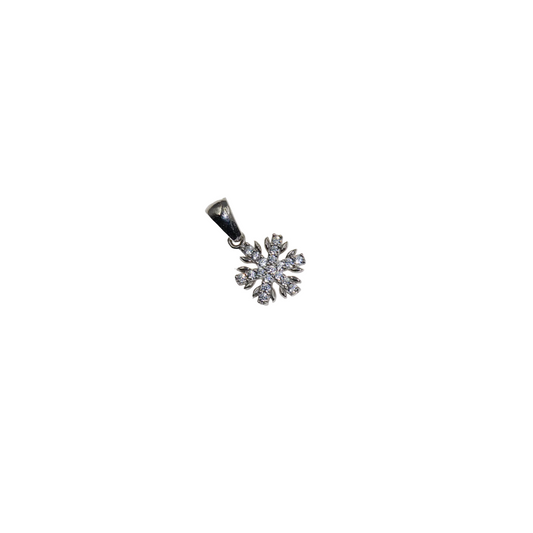 Kleiner Schneeflocke Anhänger aus Silber 925 mit funkelnden Zirkonia-Steinen und feinem winterlichem Design.