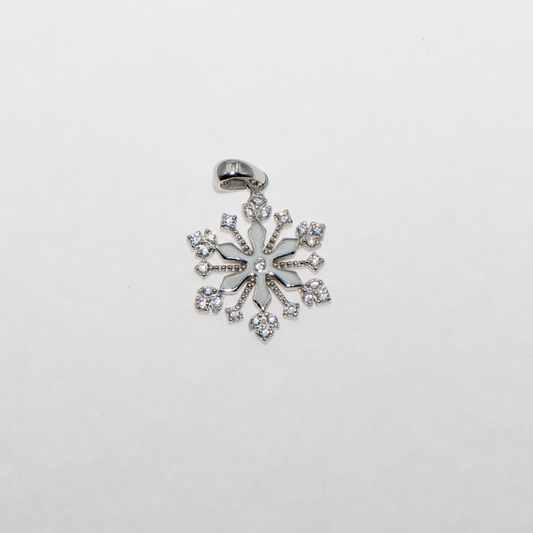 Kleiner Schneeflocken Anhänger aus Silber 925 mit weißen Zirkonia Steinen und elegantem Schneeflocken Design von Everyday Schmuck