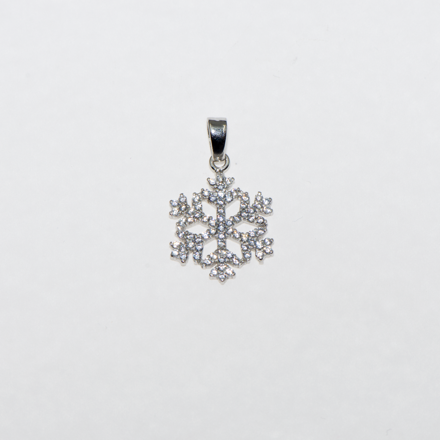 Kleiner Schneeflocken Anhänger aus Silber 925 mit weißen Zirkonia Steinen – filigranes klassisches Design von Everyday Schmuck