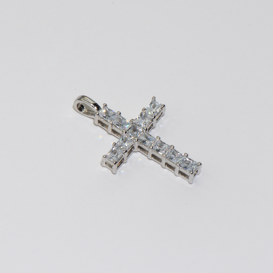 Kreuz Anhänger aus Silber 925 mit karree weißen Zirkonia-Steinen und rhodinierter Oberfläche für Damen und Herren.