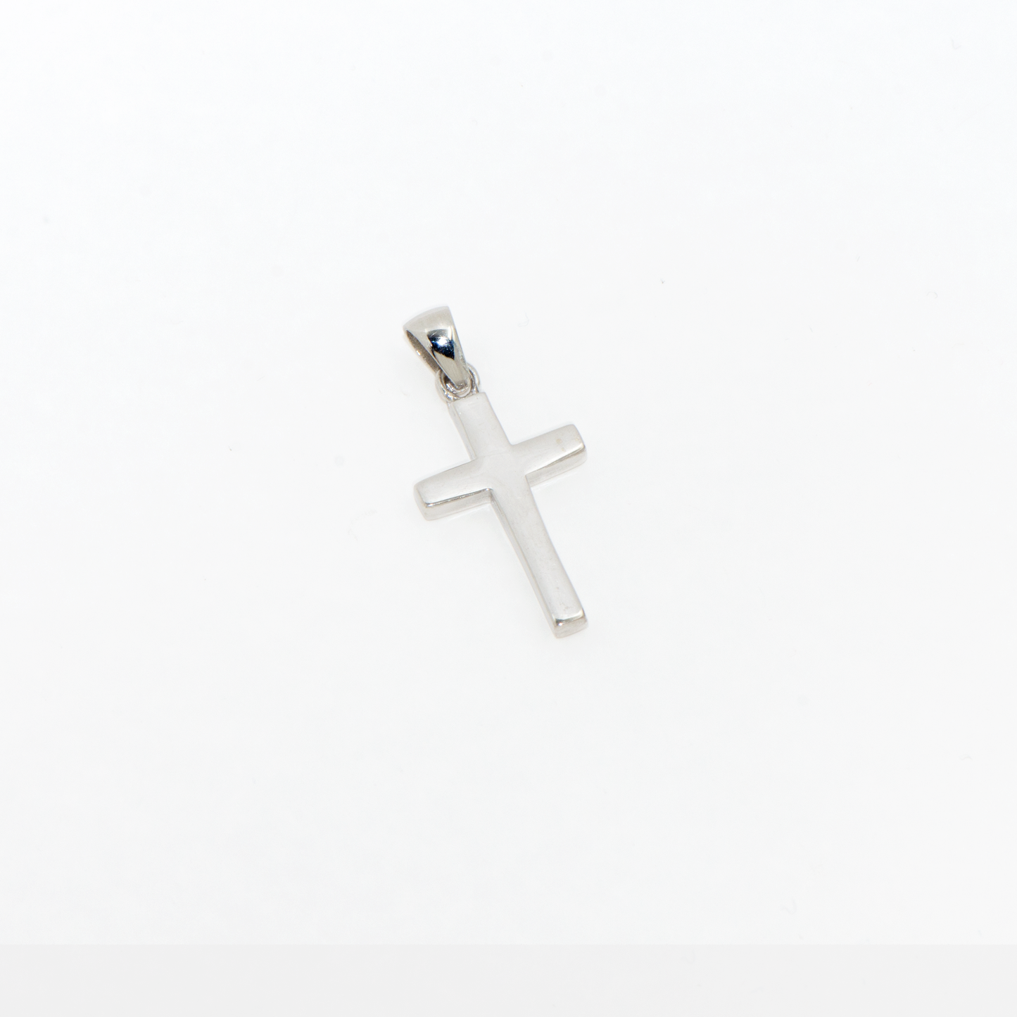 Minimalistischer Kreuz Anhänger aus Silber 925 für Damen und Herren im klassischen und schlichten Design.