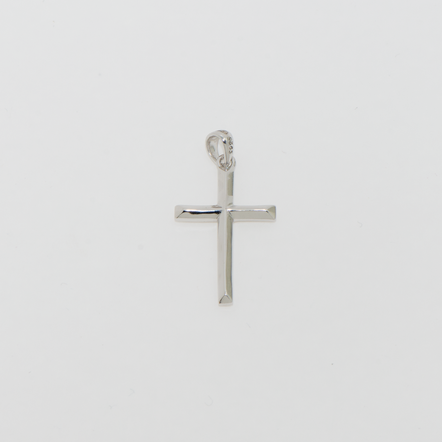 Mittlerer Kreuz Anhänger aus Silber 925 für Damen und Herren im minimalistischen und modernen Design.