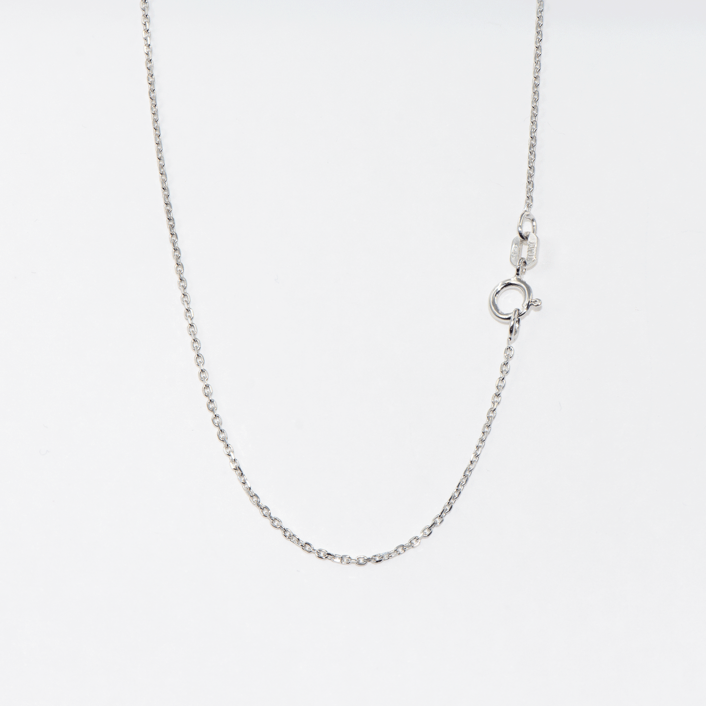 Feine Silber Kette aus 925 Silber mit rhodinierter Oberfläche. Verfügbar in den Längen 40 cm, 45 cm und 50 cm für Damen und Herren.