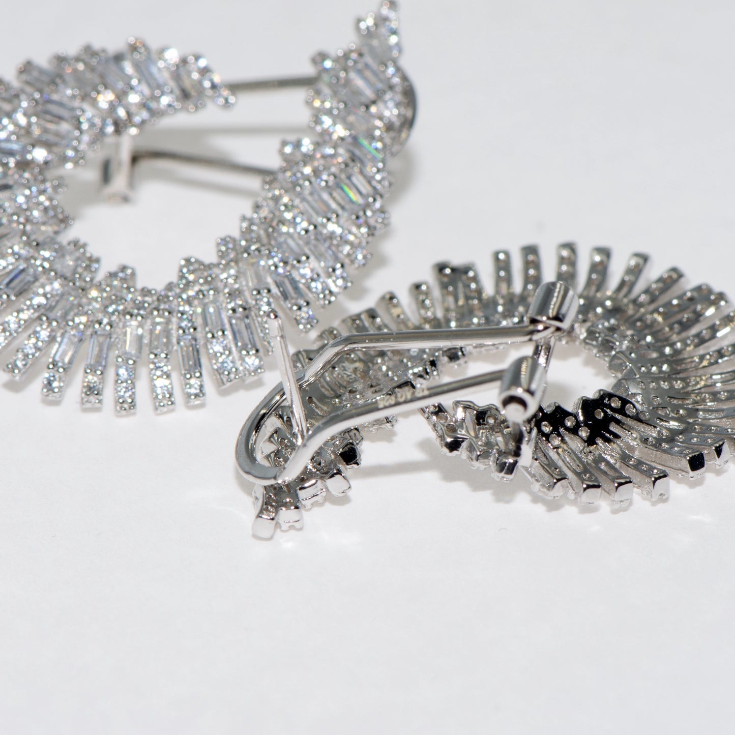Exklusive Damen Ohrclips aus echtem Silber 925 mit elegantem Baguette Zirkonia Design | Everyday Schmuck