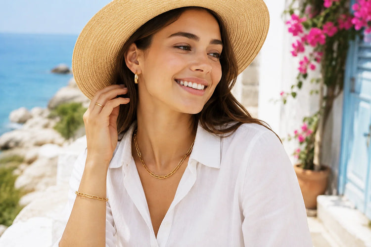 Wasserfester Damen Schmuck aus Edelstahl CH mit modernen vergoldeten Halsketten, Ohrringen, Armbändern und sommerlichen Designs von Everyday Schmuck.