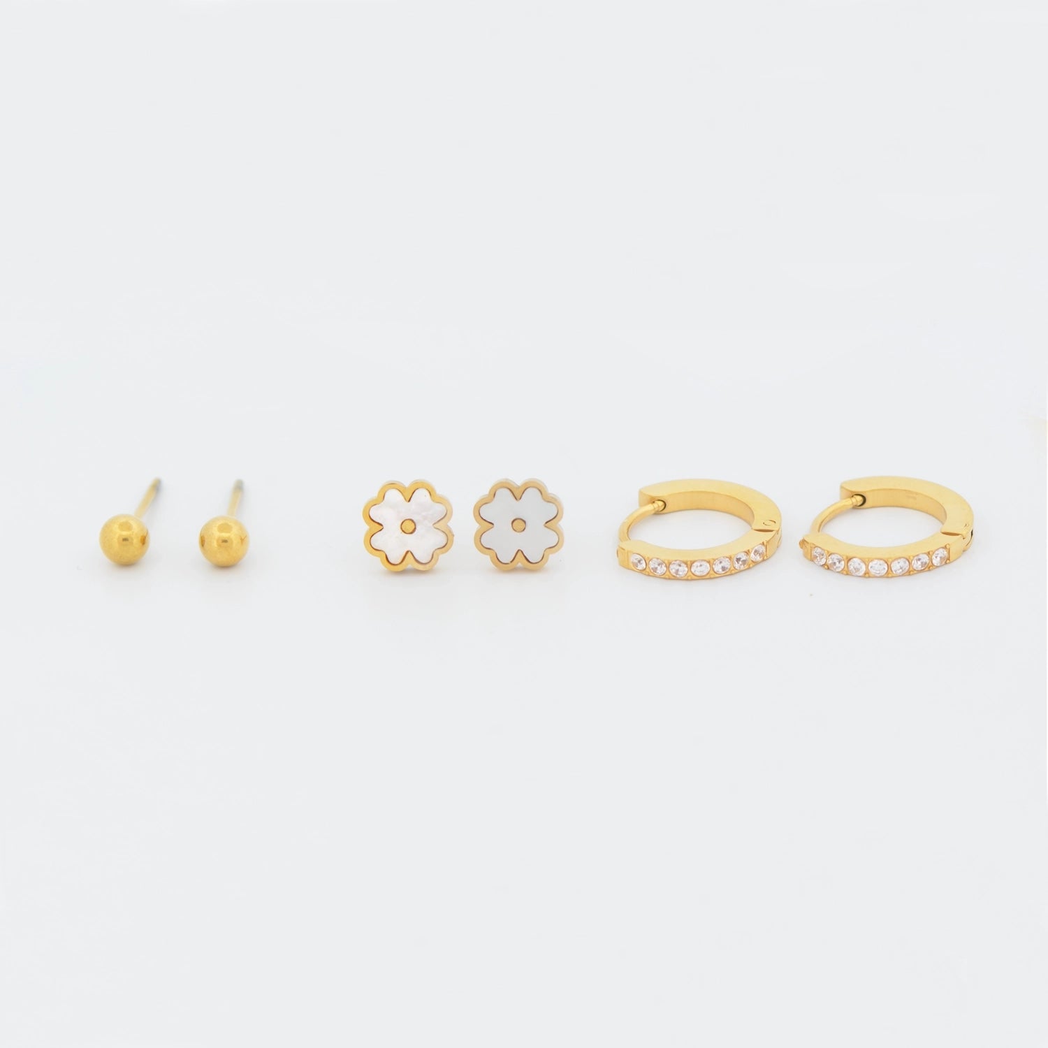 Dieses 3 Paar Ohrringe aus Edelstahl in Goldfarbe kombiniert schlichte Kugelstecker, elegante Blumenstecker und funkelnde Creolen mit Zirkonia. Das vielseitige Set passt zu jedem Anlass und lässt sich perfekt miteinander kombinieren. Wasserfest, rostfrei, hautfreundlich und langlebig.