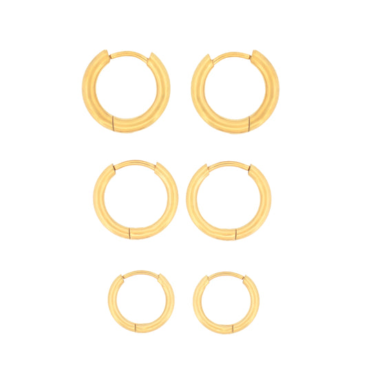 Dieses 3 Paar Edelstahl Creolen in Goldfarbe umfasst drei verschiedene Größen und bietet den passenden Look für jeden Anlass. Die schlichten Creolen lassen sich vielseitig kombinieren und überzeugen durch ihr zeitloses Design. Wasserfest, rostfrei, hautfreundlich und langlebig.