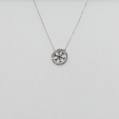 Runde 925 Silber Halskette mit Schneeflocken-Motiv im Kreis. Verziert mit funkelnden weissen Zirkonia-Steinen und rhodinierter Oberfläche.