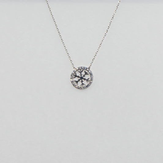 Runde 925 Silber Halskette mit Schneeflocken-Motiv im Kreis. Verziert mit funkelnden weissen Zirkonia-Steinen und rhodinierter Oberfläche.