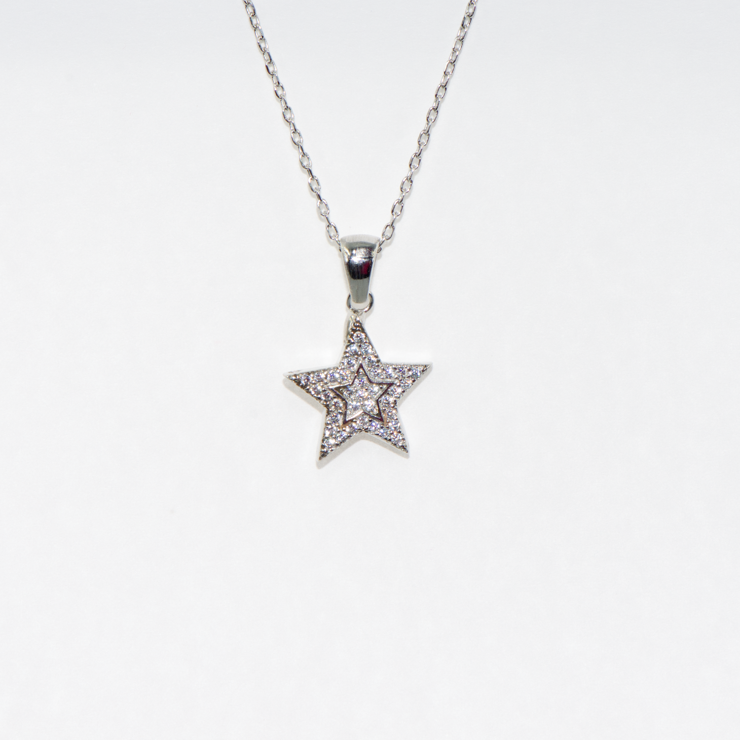 Elegante 925 Silber Halskette mit Stern Anhänger. Der Stern ist mit funkelnden weissen Zirkonia-Steinen verziert und symbolisiert Hoffnung, Träume und positive Energie.