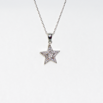 Elegante 925 Silber Halskette mit Stern Anhänger. Der Stern ist mit funkelnden weissen Zirkonia-Steinen verziert und symbolisiert Hoffnung, Träume und positive Energie.