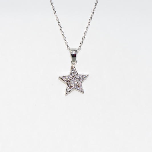 Elegante 925 Silber Halskette mit Stern Anhänger. Der Stern ist mit funkelnden weissen Zirkonia-Steinen verziert und symbolisiert Hoffnung, Träume und positive Energie.