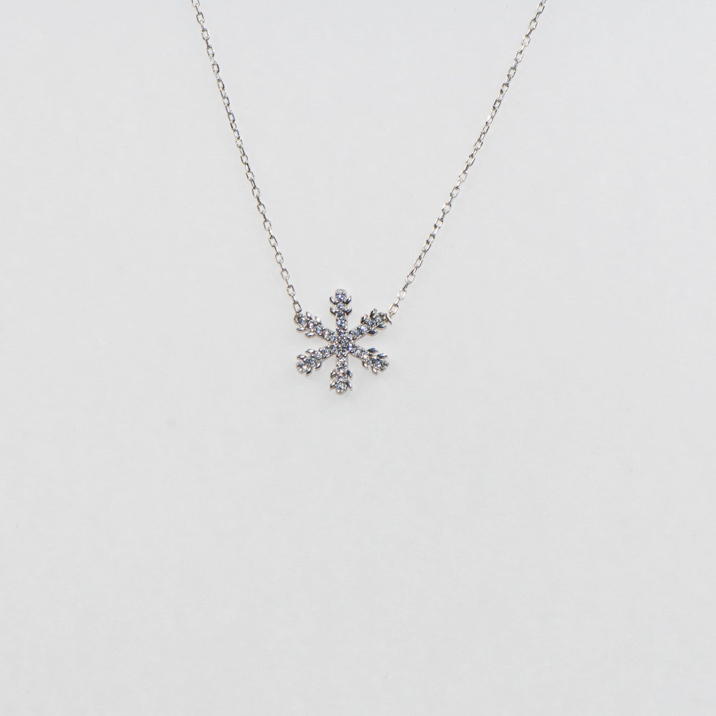 925 Silber Halskette mit Anhänger Elegante Schneeflocke und weissen Zirkonia-Steinen