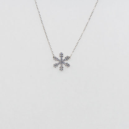 925 Silber Halskette mit Anhänger Elegante Schneeflocke und weissen Zirkonia-Steinen