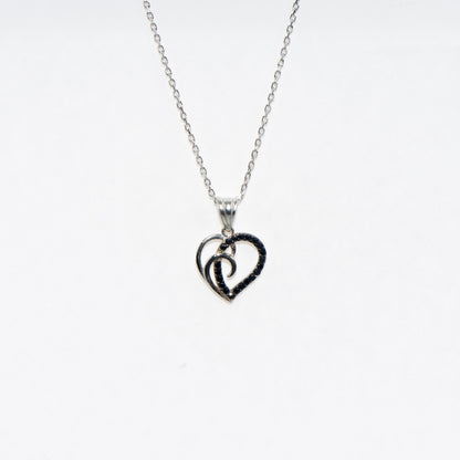 Elegante 925 Silber Halskette mit Herz Anhänger. Verziert mit schwarzen Zirkonia-Steinen und rhodinierter Oberfläche.