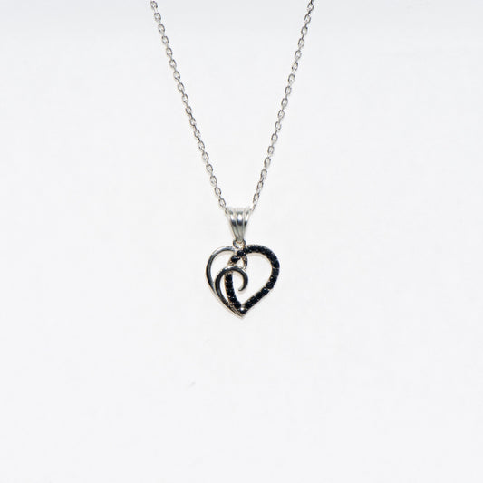 Elegante 925 Silber Halskette mit Herz Anhänger. Verziert mit schwarzen Zirkonia-Steinen und rhodinierter Oberfläche.