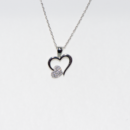 Elegante 925 Silber Halskette mit Herz Anhänger. Verziert mit funkelnden weissen Zirkonia-Steinen und rhodinierter Oberfläche.
