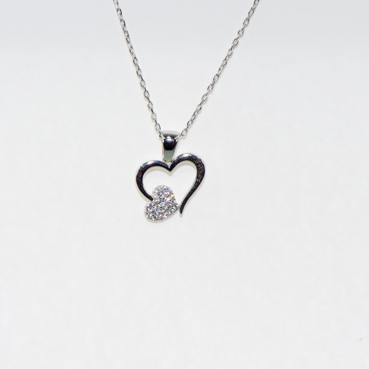 Elegante 925 Silber Halskette mit Herz Anhänger. Verziert mit funkelnden weissen Zirkonia-Steinen und rhodinierter Oberfläche.