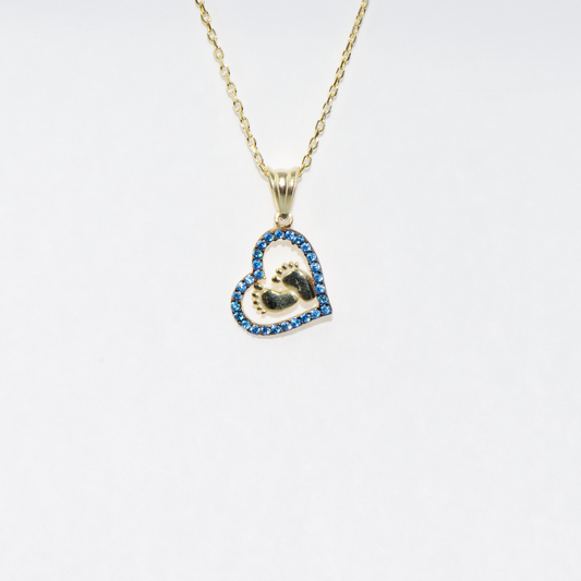 Vergoldete 925 Silber Halskette mit Herz Anhänger und Babyfüssen. Verziert mit funkelnden blauen Zirkonia-Steinen als Symbol für Liebe, Familie und besondere Erinnerungen.