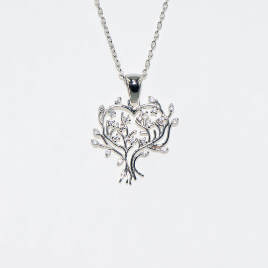 Elegante 925 Silber Halskette mit Lebensbaum Anhänger in Herzform. Verziert mit funkelnden weissen Zirkonia-Steinen und rhodinierter Oberfläche.