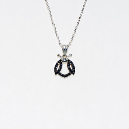 Elegante 925 Silber Halskette mit Marienkäfer Anhänger. Verziert mit schwarzen Zirkonia-Steinen und rhodinierter Oberfläche. Symbol für Glück und Freude.